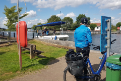Erich wartet mit seinem Fahrrad am Anleger der Fähre Aalbude