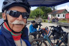 Werner und Erich mit Fahrrädern beim Übersetzen auf der Fähre