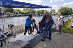 Erich hievt sein Fahrrad am gegenüberliegenden Ufer von der Fähre