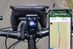 Blick auf Fahrradlenker mit Navigationsgerät und Tachometer während der Tour
