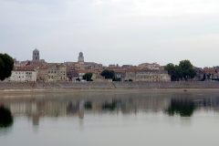 Flussreise Lyon Mittelmeer Etappe 6 – geschichtsträchtiges Arles. Blick vom Schiff auf die Stadt