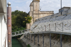 Flussreise Lyon Mittelmeer Etappe 6 – geschichtsträchtiges Arles. Pont des Lions. Steg vom Schiff an Land