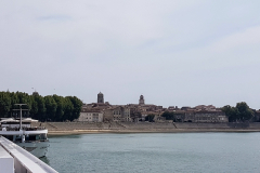 Flussreise Lyon Mittelmeer Etappe 6 – geschichtsträchtiges Arles. Blick vom Schiff auf die Stadt