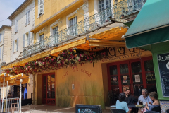 Flussreise Lyon Mittelmeer Etappe 6 – geschichtsträchtiges Arles. Place du Forum und Café Van Gogh. 