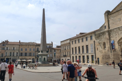 Flussreise-Lyon-Mittelmeer-Etappe-6-–-geschichtstraechtiges-Arles.-Platz-der-Republik-mit-Obelisk-01
