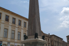 Flussreise-Lyon-Mittelmeer-Etappe-6-–-geschichtstraechtiges-Arles.-Platz-der-Republik-mit-Obelisk-02