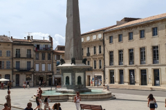 Flussreise-Lyon-Mittelmeer-Etappe-6-–-geschichtstraechtiges-Arles.-Platz-der-Republik-mit-Obelisk-08