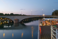 Sommerabend auf dem Sonnendeck der A-Rosa Stella bei der Abfahrt aus Avignon – beleuchtete Silhouette der Stadt auf Etappe 8 unserer Flussreise Lyon–Mittelmeer 2025