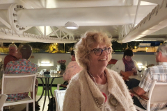 Sommerabend auf dem Sonnendeck der A-Rosa Stella bei der Abfahrt aus Avignon – beleuchtete Silhouette der Stadt auf Etappe 8 unserer Flussreise Lyon–Mittelmeer 2025