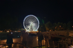 Sommerabend auf dem Sonnendeck der A-Rosa Stella bei der Abfahrt aus Avignon – beleuchtete Silhouette der Stadt auf Etappe 8 unserer Flussreise Lyon–Mittelmeer 2025