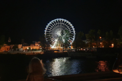 Sommerabend auf dem Sonnendeck der A-Rosa Stella bei der Abfahrt aus Avignon – beleuchtete Silhouette der Stadt auf Etappe 8 unserer Flussreise Lyon–Mittelmeer 2025