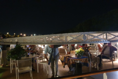 Sommerabend auf dem Sonnendeck der A-Rosa Stella bei der Abfahrt aus Avignon – beleuchtete Silhouette der Stadt auf Etappe 8 unserer Flussreise Lyon–Mittelmeer 2025