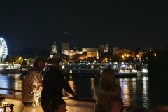Sommerabend auf dem Sonnendeck der A-Rosa Stella bei der Abfahrt aus Avignon – beleuchtete Silhouette der Stadt auf Etappe 8 unserer Flussreise Lyon–Mittelmeer 2025