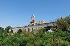 Nach dem Frühstück gingen wir zur Brücke Pont Saint-Bénézet – Etappe 8 unserer Flussreise Lyon–Mittelmeer 2025 in Avignon
