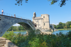 Nach dem Frühstück gingen wir zur Brücke Pont Saint-Bénézet – Etappe 8 unserer Flussreise Lyon–Mittelmeer 2025 in Avignon