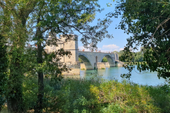Nach dem Frühstück gingen wir zur Brücke Pont Saint-Bénézet – Etappe 8 unserer Flussreise Lyon–Mittelmeer 2025 in Avignon