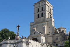 Fassade der Basilika Notre-Dame des Doms in Avignon mit der goldenen Marienstatue – Etappe 8 unserer Flussreise Lyon–Mittelmeer 2025