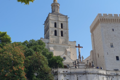 Fassade der Basilika Notre-Dame des Doms in Avignon mit der goldenen Marienstatue – Etappe 8 unserer Flussreise Lyon–Mittelmeer 2025