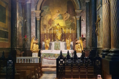 Innenansicht der Basilika Notre-Dame des Doms in Avignon mit der goldenen Marienstatue – Etappe 8 unserer Flussreise Lyon–Mittelmeer 2025