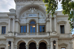 Schlendern durch die Altstadt von Avignon, mit Besuch eines Eckcafés und dem mechanischen Hund auf der Straße – Etappe 8 unserer Flussreise Lyon–Mittelmeer 2025