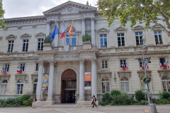 Schlendern durch die Altstadt von Avignon, mit Besuch eines Eckcafés und dem mechanischen Hund auf der Straße – Etappe 8 unserer Flussreise Lyon–Mittelmeer 2025