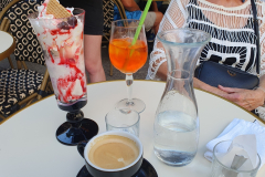 Schlendern durch die Altstadt von Avignon, mit Besuch eines Eckcafés und dem mechanischen Hund auf der Straße – Etappe 8 unserer Flussreise Lyon–Mittelmeer 2025