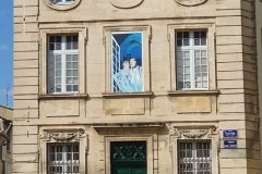 Schlendern durch die Altstadt von Avignon, mit Besuch eines Eckcafés und dem mechanischen Hund auf der Straße – Etappe 8 unserer Flussreise Lyon–Mittelmeer 2025