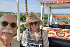 Auf dem Riesenrad am Ufer von Avignon mit herrlichem Rundumblick über die Dächer der Stadt, den Papstpalast und die Umgebung – Etappe 8 unserer Flussreise Lyon–Mittelmeer 2025