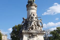 Monument du Contact in Avignon, errichtet zur Erinnerung an die Eingliederung des Comtat Venaissin in die Französische Republik – Etappe 8 unserer Flussreise Lyon–Mittelmeer 2025