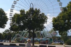 Auf dem Weg vom Riesenrad zum Schiff entdeckt. Das Monument du Contact in Avignon, errichtet zur Erinnerung an die Eingliederung des Comtat Venaissin in die Französische Republik – Etappe 8 unserer Flussreise Lyon–Mittelmeer 2025