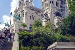 Kleine-Pause-im-Babalou-am-Montmartre-in-Paris-bei-unserem-Besuch-im-Mai-2024