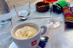 Kleine-Pause-im-Babalou-am-Montmartre-in-Paris-bei-unserem-Besuch-im-Mai-2024_03