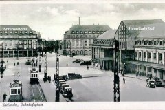 Alte-Ansichtskarte-Karlsruhe-Bahnhof-mit-Bahnhofsplatz-Strassenbahn