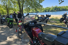 Motorradfahrer und Maschinen beim Gottesdienst in Linkenheim am Baggersee