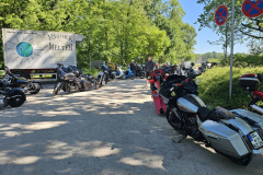 Motorradfahrer und Maschinen beim Gottesdienst in Linkenheim am Baggersee