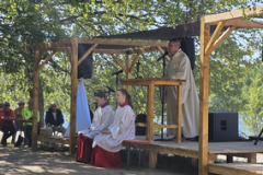 Motorradpfarrer und Gemeinde beim besonderen Gottesdienst am See