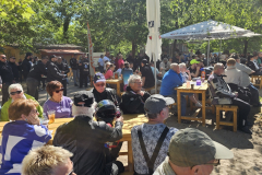 Motorräder und Besucher beim Treffen am Baggersee Linkenheim