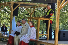 Motorradpfarrer und Gemeinde beim besonderen Gottesdienst am See