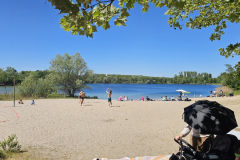 Motorradgottesdienst am Baggersee Linkenheim Bali Beach Bar mit Motorrädern unter blauem Himmel