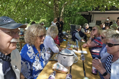 Atmosphäre beim Motorradgottesdienst mit Sonne und Gemeinschaft