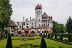 Blick auf Schloss Basedow mit Parkanlage in Mecklenburg-Vorpommern