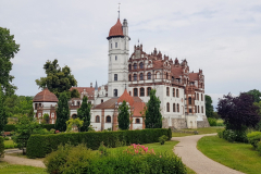 Schloss Basedow mit neugotischer Fassade und Landschaftspark