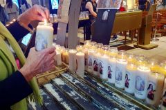 Kerzen-anzuenden-in-Basilika-Sacre-Coeur-de-Montmartre-in-Paris-bei-unserem-Besuch-im-Mai-2024_03