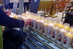 Kerzen-anzuenden-in-Basilika-Sacre-Coeur-de-Montmartre-in-Paris-bei-unserem-Besuch-im-Mai-2024_04