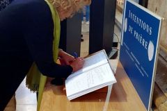 Kerzen-anzuenden-in-Basilika-Sacre-Coeur-de-Montmartre-in-Paris-bei-unserem-Besuch-im-Mai-2024_05