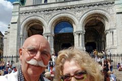 Kerzen-anzuenden-in-Basilika-Sacre-Coeur-de-Montmartre-in-Paris-bei-unserem-Besuch-im-Mai-2024_07