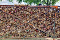 Die-Basilika-Sacre-Coeur-de-Montmartre-in-Paris-mit-Liebesschloessern-04