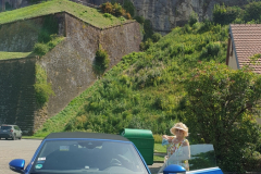 Auto am Parkplatz unterhalb des Forts in Belfort – Rhone-Flusskreuzfahrt