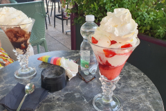 Eisbecher im Café Nocciola am Place d’Armes in Belfort – Rhone-Flusskreuzfahrt