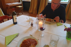 Ein guter Schluck Wein und Spaghetti Bolognese 